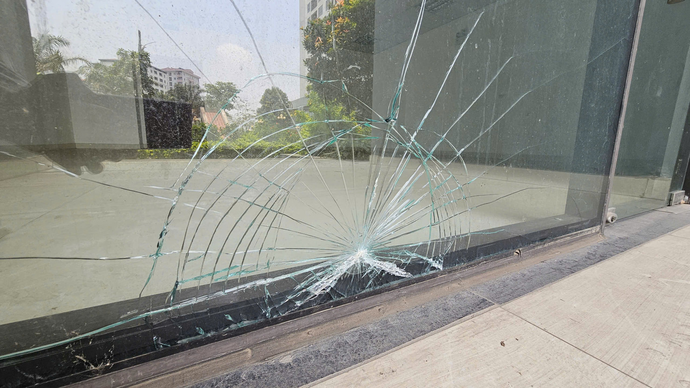 Do bỏ hoang nhiều năm, một số hạng mục của dự án xuống cấp, nhếch nhác. Ảnh: Đình Phong.