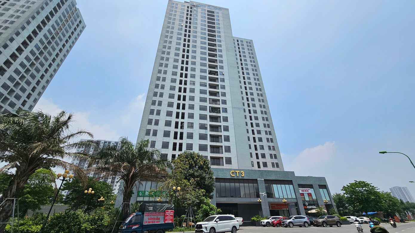 Tuy nhiên, theo Sở Xây dựng Hà Nội, việc mua nhà thương mại phục vụ tái định cư đang gặp khó khăn, chủ trương đặt hàng mua nhà ở thương mại để tạo lập quỹ nhà ở tái định cư của thành phố chưa đề cập phương án, cách thức thu hồi tiền từ việc bán nhà ở thuộc sở hữu Nhà nước (bán nhà ở cho các trường hợp tái định cư) về ngân sách Nhà nước theo quy định của Luật Ngân sách Nhà nước. Ảnh: Đình Phong.