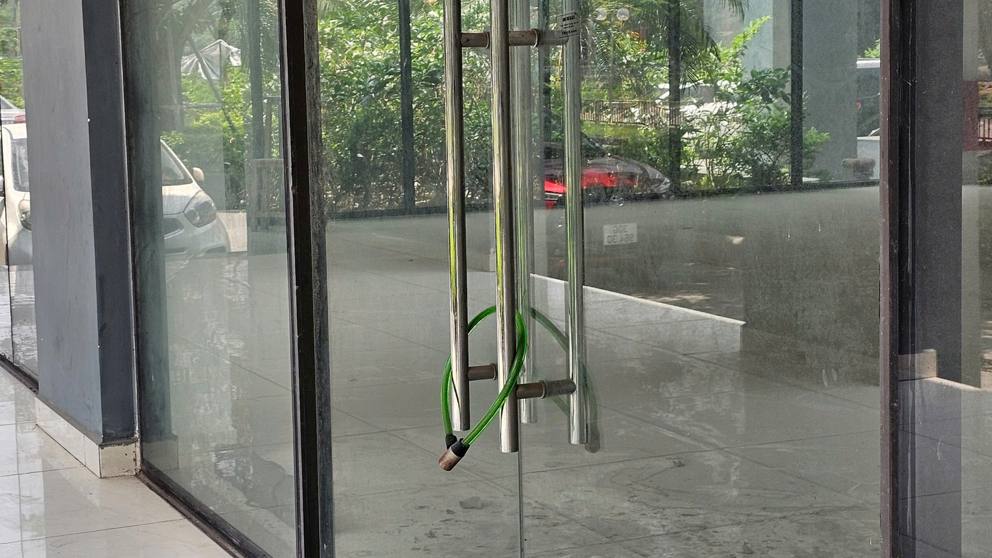 Không chỉ các căn hộ, diện tích ki ốt dưới chân các tòa nhà của dự án cũng rơi vào cảnh bỏ không, cửa đóng then cài. Ảnh: Đình Phong.