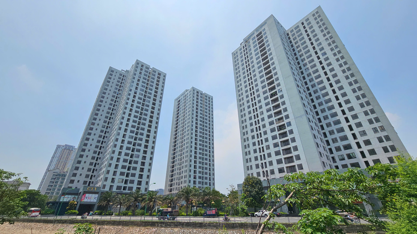 Thế nhưng, theo ghi nhận của PV Tiền Phong, dù dự án đã được nghiệm thu công trình từ năm 2020, nhưng đến nay đã sau 5 năm, dự án rơi vào cảnh bỏ hoang, chỉ có ít hộ dân về ở gây lãng phí. Ảnh: Đình Phong.