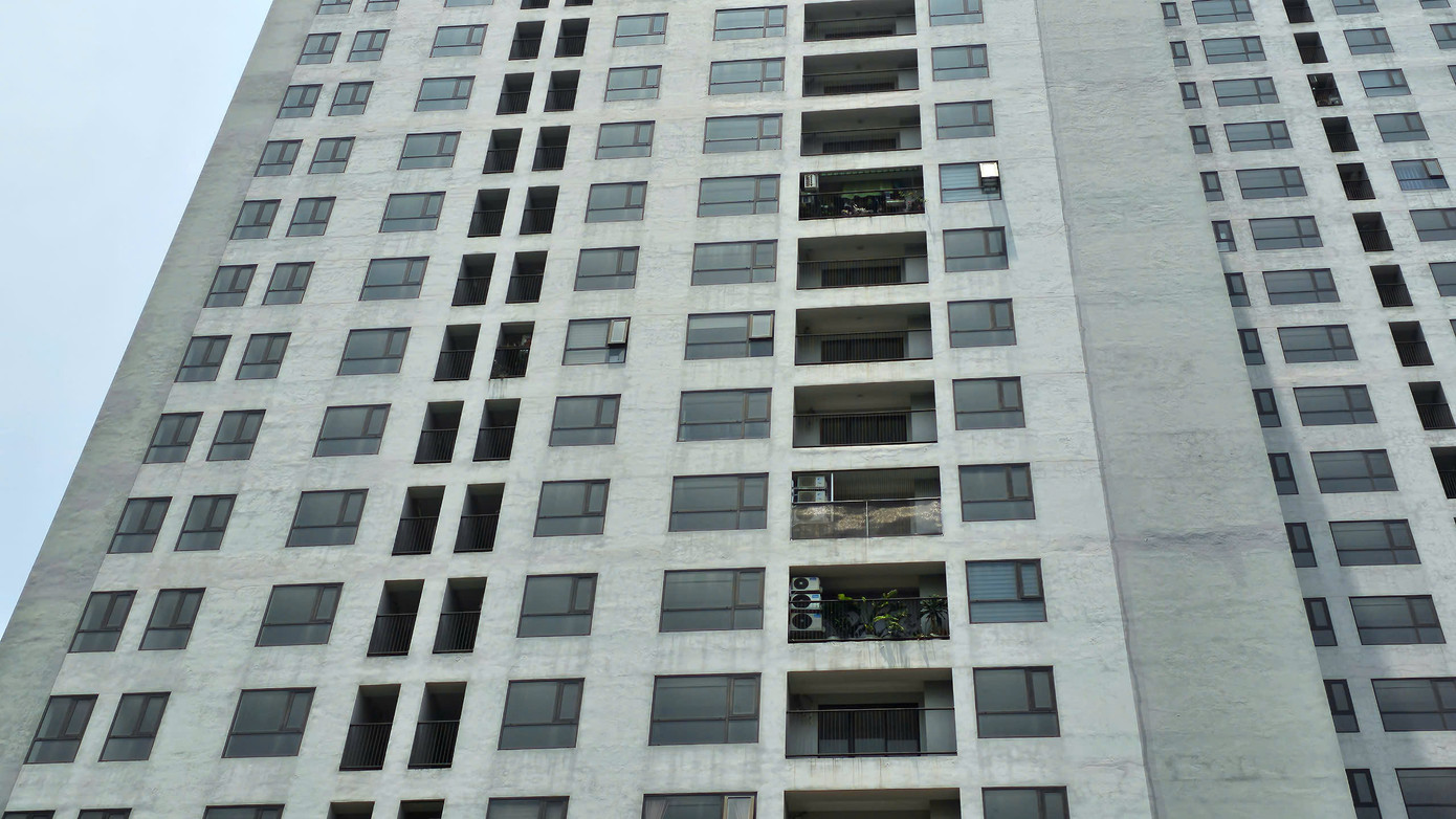 Trong khi đó, Sở Kế hoạch và Đầu tư (nay là Sở Tài Chính) Hà Nội cho biết, sở này đã đề xuất bố trí vốn mua nhà ở thương mại phục vụ tái định cư theo hướng quay vòng vốn. Dự kiến, phương án bố trí khoảng 3.000 tỷ đồng trong kế hoạch đầu tư giai đoạn 2021-2025 (phân bổ nguồn vốn qua Quỹ Phát triển đất ủy thác cho Quỹ Đầu tư phát triển thành phố) để mua nhà ở thương mại phục vụ tái định cư. Tuy nhiên, vướng mắc ở chỗ, Quỹ Phát triển đất ủy thác hiện không có nhiệm vụ mua nhà ở thương mại phục vụ tái định cư. Ảnh: Đình Phong.