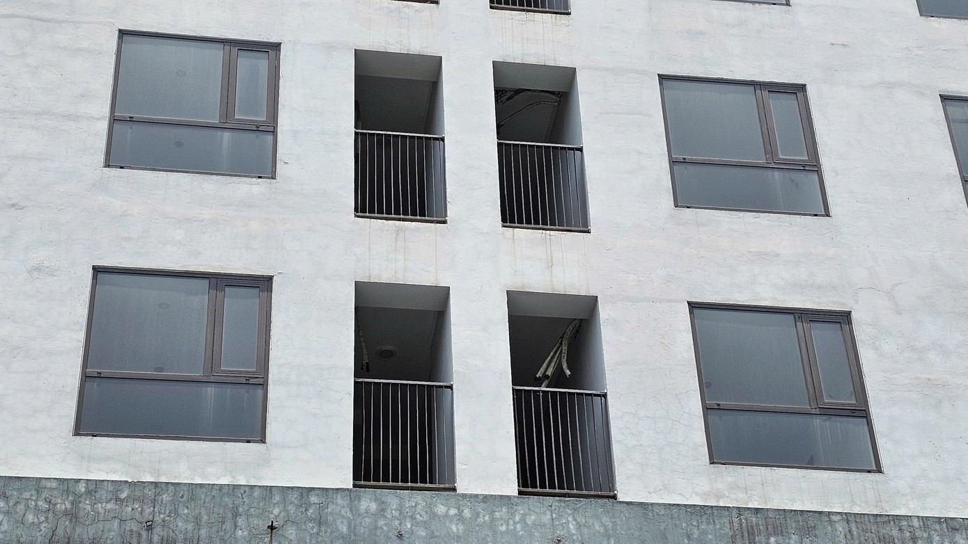 Trong khi đó, các chủ đầu tư kiến nghị, nếu có vướng mắc trong giải quyết, đề nghị TP Hà Nội chấp thuận cho các chủ đầu tư thực hiện bán ra thị trường quỹ nhà nêu trên theo hợp đồng hai bên đã ký, kịp thời tháo gỡ khó khăn, vướng mắc cho nhà đầu tư. Ảnh: Đình Phong.