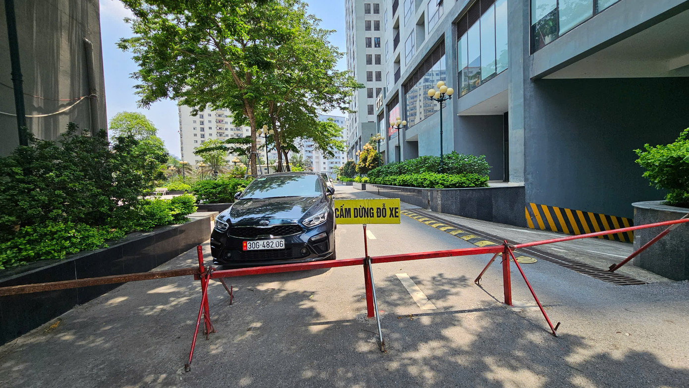 Nhiều tuyến đường nội khu vào dự án này cũng được rào chắn để hạn chế phương tiện di chuyển vào. Ảnh: Đình Phong.