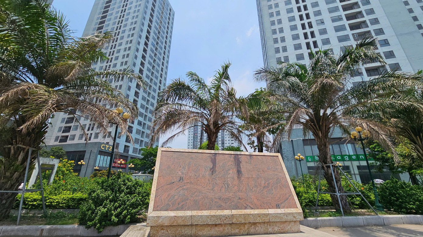 Được biết, năm 2018, Ban Quản lý công trình nhà ở và công sở (Sở Xây dựng Hà Nội) và MHDI ký hợp đồng kinh tế về việc đặt hàng, tạo lập nhà ở dự án thương mại phục vụ tái định cư trên địa bàn thành phố Hà Nội. Theo hợp đồng, phương án tiêu thụ sản phẩm là thành phố Hà Nội đặt mua lại toàn bộ 750 căn chung cư làm căn hộ tái định cư cho người dân thành phố. Sau 12 tháng kể từ ngày công trình đủ điều kiện bố trí cho các trường hợp tái định cư mà thành phố không bố trí tái định cư hoặc thành phố không mua nhà thì bên B được bán ra thị trường. Ảnh: Đình Phong.