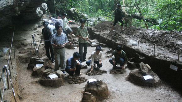 Đoàn khảo cổ tích cực khai quật. Đoàn khảo cổ tích cực khai quật