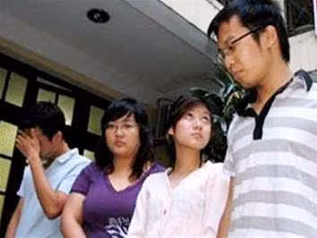 Bốn sinh viên phát tán clip sex Hoàng Thùy Linh tại cơ quan điều tra.