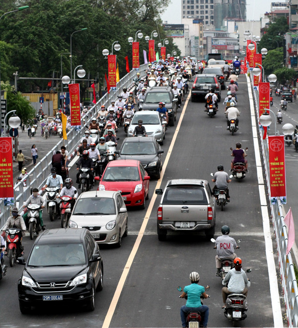 Dòng người xe tấp nập, dày đặc vào giờ cao điểm vượt trên cầu. Kết cấu cầu đảm bảo cho phương tiện di chuyển an toàn