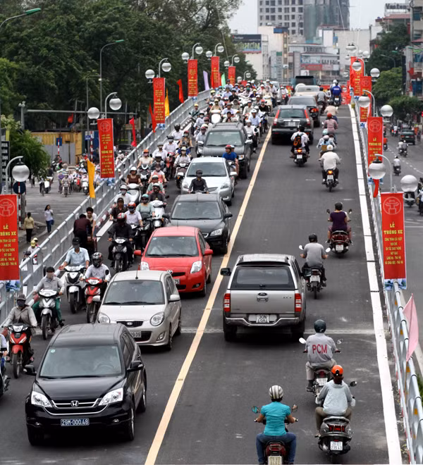 Dòng người xe tấp nập, dày đặc vào giờ cao điểm vượt trên cầu. Kết cấu cầu đảm bảo cho phương tiện di chuyển an toàn