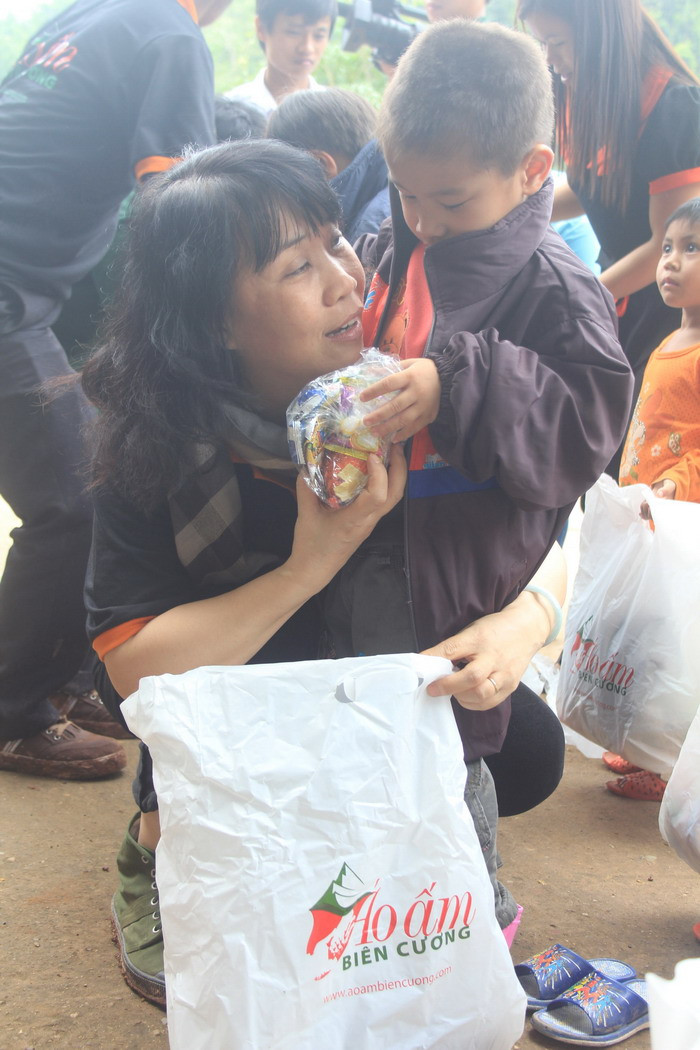 Những suất quà ý nghĩa, ấm áp tình người 