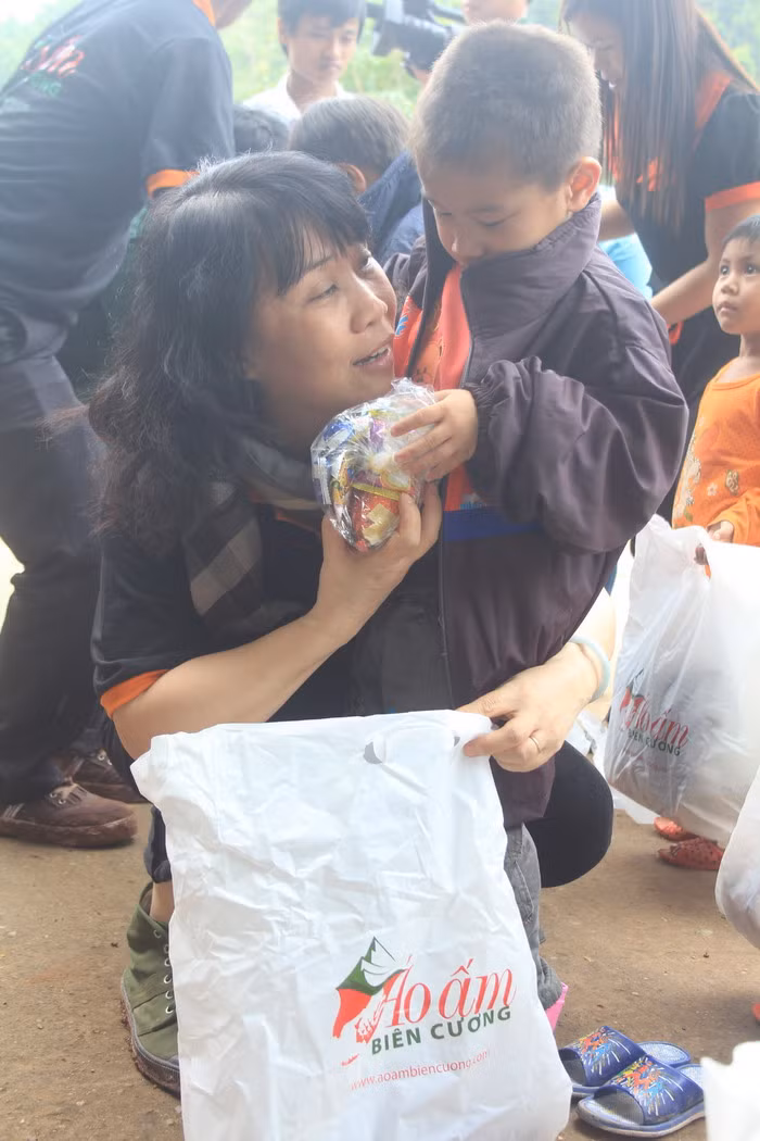 Những suất quà ý nghĩa, ấm áp tình người 