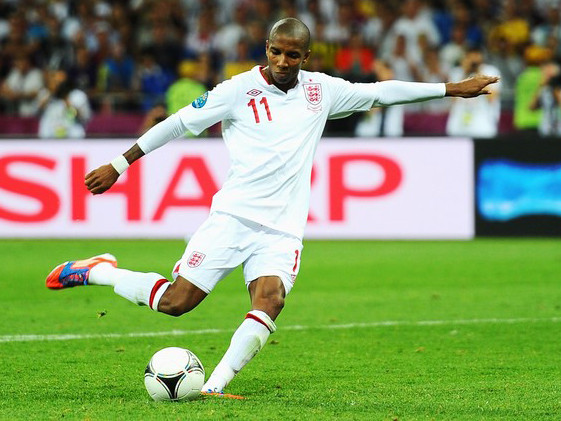 Ashley Young sút hỏng quả penalty trong trận Anh thua Italia. Ashley Young sút hỏng quả penalty trong trận Anh thua Italia