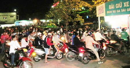 Từ 1 giờ sáng, bãi xe ga Sài Gòn đông người xếp hàng vào gửi