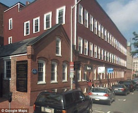 Ngôi nhà mà Minh Trạch ở tại Mỹ luôn có sự bảo vệ 24/24 của vệ sĩ và FBI. Ngôi nhà mà Minh Trạch ở tại Mỹ luôn có sự bảo vệ 24/24 của vệ sĩ và FBI