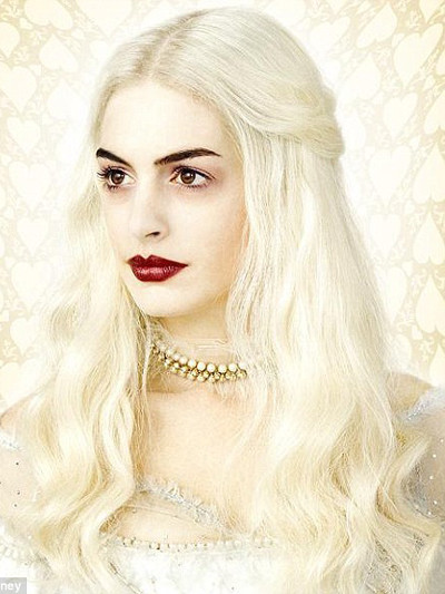 Tạo hình của Anne trong vai White Queen trong bộ phim 3D Alice in Wonderland.