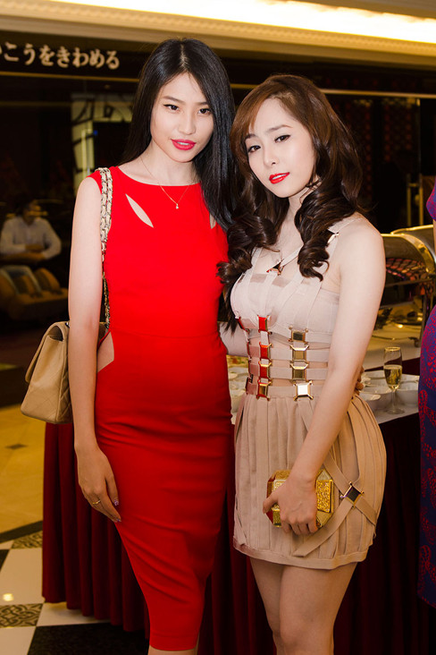 Á hậu Minh Thư mặc váy đỏ quyến rũ