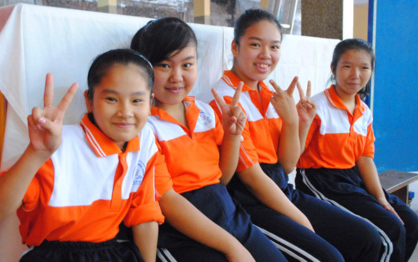 Các em nữ chờ đến lượt thi đấu. Ảnh: Quý Hiên Các em nữ chờ đến lượt thi đấu