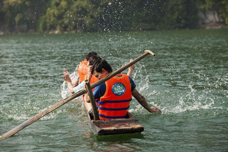 Hào hứng tự tay chèo thuyền độc mộc chinh phục hồ Ba Bể