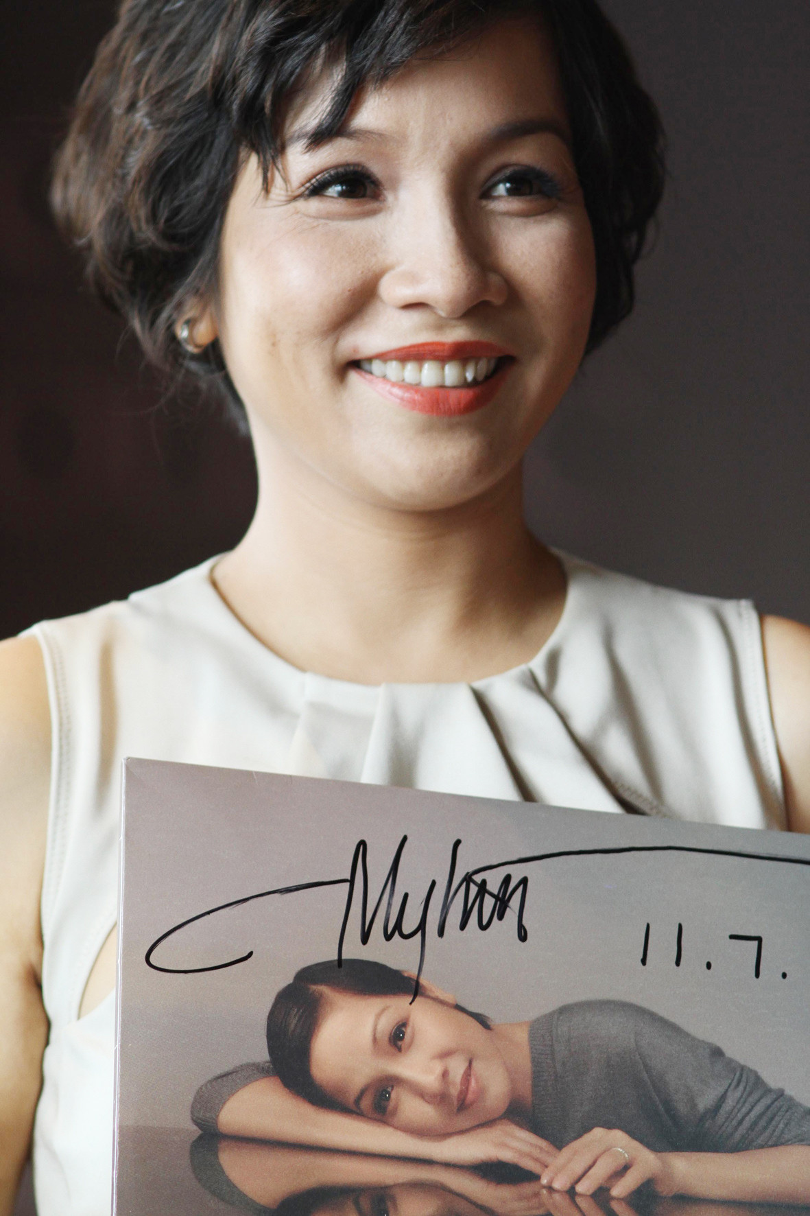 100 bản đĩa than có chữ ký của Mỹ Linh được 1 khách mua trong ngày phát hành. Ảnh: N.M.Hà 