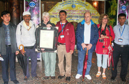 Bà Sandra RC Noel (thứ ba từ trái sang) trở thành vị khách thứ hai triệu tham quan cố đô Huế. Ảnh: Ngọc Văn