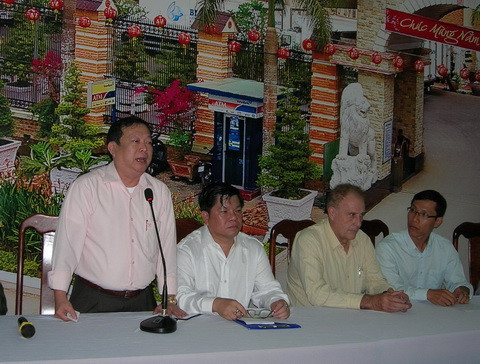 Ông Minh (đứng) đại diện cho đối tác bơm 500 tỷ đồng cho Binafishco. Ảnh: VnExpress. Ông Minh (đứng) đại diện cho đối tác bơm 500 tỷ đồng cho Binafishco. Ảnh: VnExpress