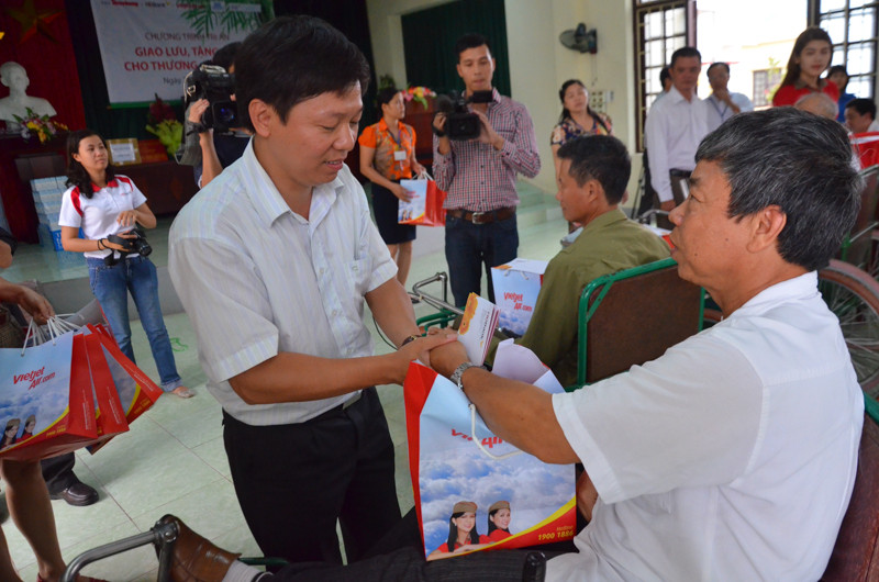 Phó Tổng biên tập báo Tiền Phong tặng quà các thương bệnh binh