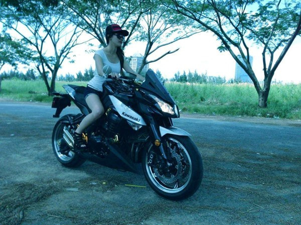 Trần Minh Ngọc - nữ cảnh sát gây sốt vì tung ảnh điều khiển loạt xe phân khối lớn CBR 1000, FZ6, GSX, SR250, Zino.. 