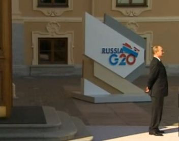 Tổng thống Nga đứng chờ Tổng thống Mỹ