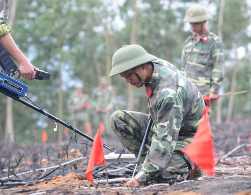 Gian khó, vất vả, hiểm nguy-đó là những gì người lính công binh phải đối mặt khi làm nhiệm vụ dò, gỡ bom, mìn sót lại sau chiến tranh 
