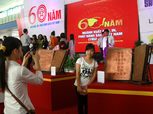 Chụp ảnh lưu niệm bên cuốn sách được xếp hạng kỷ lục Việt Nam