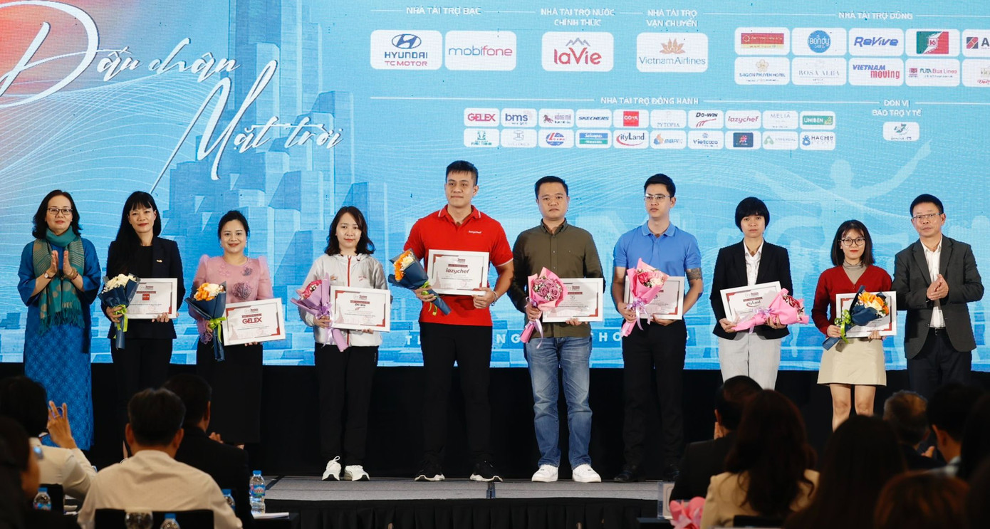 Bà Nguyễn Thị Hồng Thái - Giám đốc Sở Văn hóa, Thể thao và Du lịch tỉnh Phú Yên (bìa trái) và nhà báo Phùng Công Sưởng - Phó Tổng biên tập báo Tiền Phong, Phó trưởng Ban tổ chức Tiền Phong Marathon 2024 (bìa phải) trao hoa và chứng nhận tài trợ tặng các nhà tài trợ đồng hành.