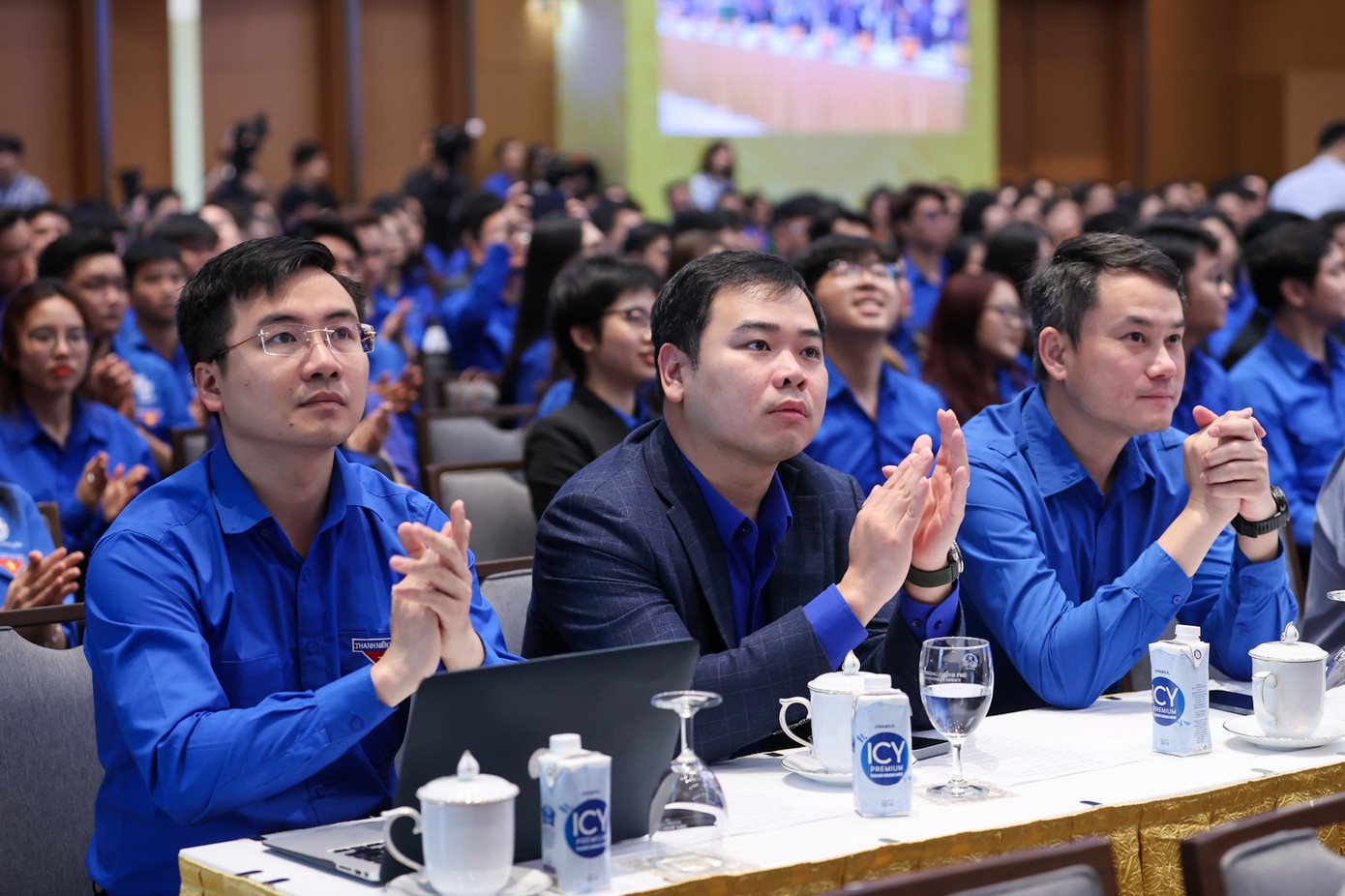 Về phía T.Ư Đoàn, có: Anh Bùi Quang Huy - Bí thư thứ nhất T.Ư Đoàn; anh Nguyễn Ngọc Lương - Bí thư thường trực T.Ư Đoàn, Chủ tịch T.Ư Hội LHTN Việt Nam; anh Ngô Văn Cương - Bí thư T.Ư Đoàn; anh Nguyễn Tường Lâm - Bí thư T.Ư Đoàn; chị Nguyễn Phạm Duy Trang - Bí thư T.Ư Đoàn, Chủ tịch Hội đồng Đội T.Ư; anh Nguyễn Minh Triết - Bí thư T.Ư Đoàn, Chủ tịch T.Ư Hội Sinh viên Việt Nam. Về phía T.Ư Đoàn, có: Anh Bùi Quang Huy - Bí thư thứ nhất T.Ư Đoàn; anh Nguyễn Ngọc Lương - Bí thư thường trực T.Ư Đoàn, Chủ tịch T.Ư Hội LHTN Việt Nam; anh Ngô Văn Cương - Bí thư T.Ư Đoàn; anh Nguyễn Tường Lâm - Bí thư T.Ư Đoàn; chị Nguyễn Phạm Duy Trang - Bí thư T.Ư Đoàn, Chủ tịch Hội đồng Đội T.Ư; anh Nguyễn Minh Triết - Bí thư T.Ư Đoàn, Chủ tịch T.Ư Hội Sinh viên Việt Nam.