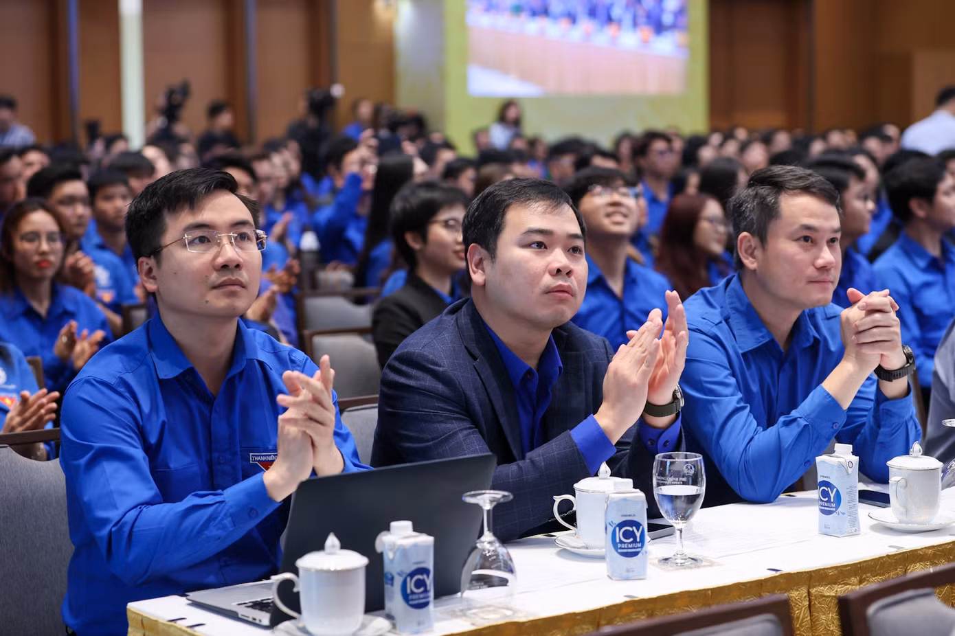 Về phía T.Ư Đoàn, có: Anh Bùi Quang Huy - Bí thư thứ nhất T.Ư Đoàn; anh Nguyễn Ngọc Lương - Bí thư thường trực T.Ư Đoàn, Chủ tịch T.Ư Hội LHTN Việt Nam; anh Ngô Văn Cương - Bí thư T.Ư Đoàn; anh Nguyễn Tường Lâm - Bí thư T.Ư Đoàn; chị Nguyễn Phạm Duy Trang - Bí thư T.Ư Đoàn, Chủ tịch Hội đồng Đội T.Ư; anh Nguyễn Minh Triết - Bí thư T.Ư Đoàn, Chủ tịch T.Ư Hội Sinh viên Việt Nam.