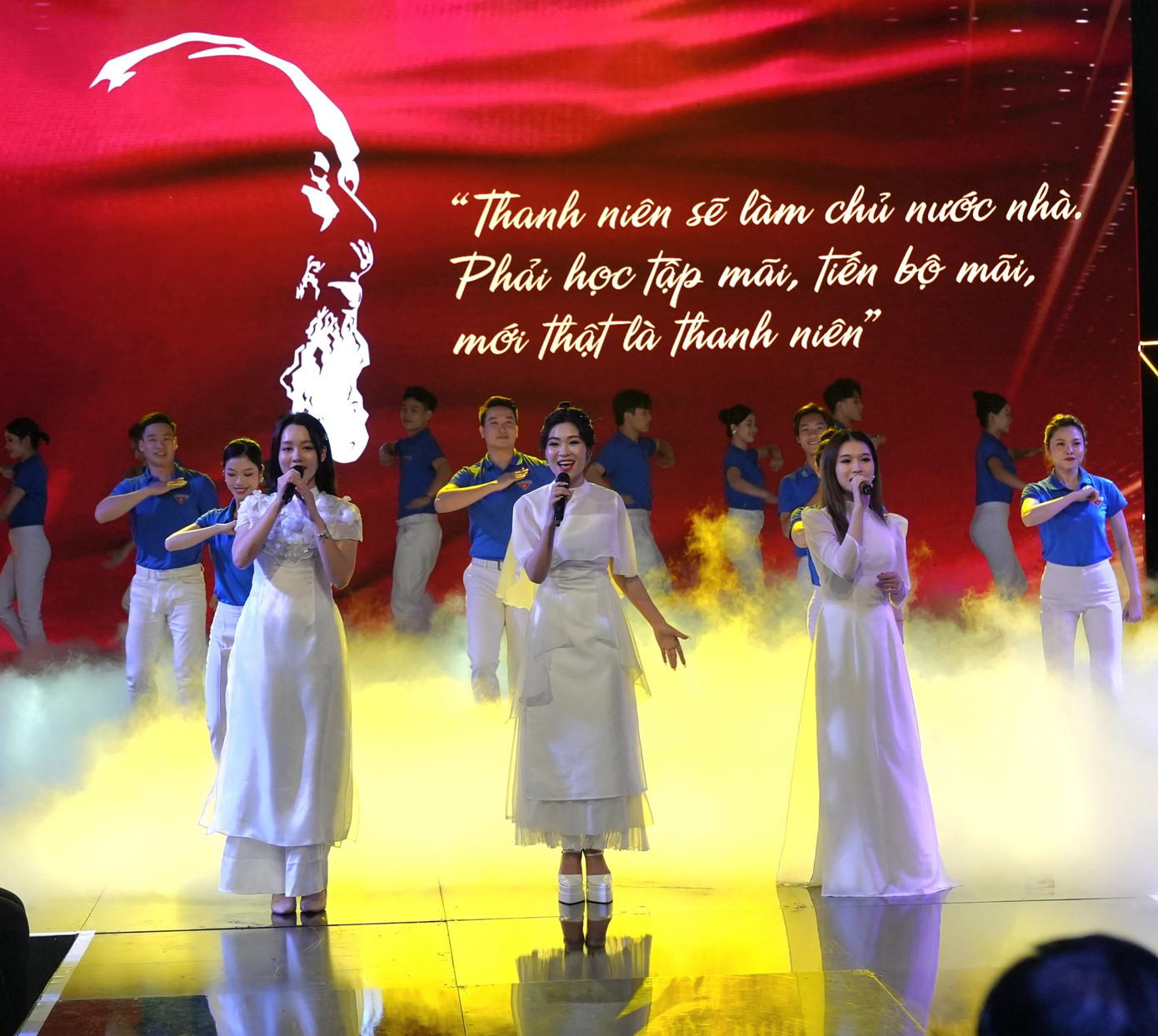 Các ca sĩ Hà Myo, Bùi Hà My, Hà Trang trình bày tiết mục "Tuổi trẻ thế hệ Bác Hồ".