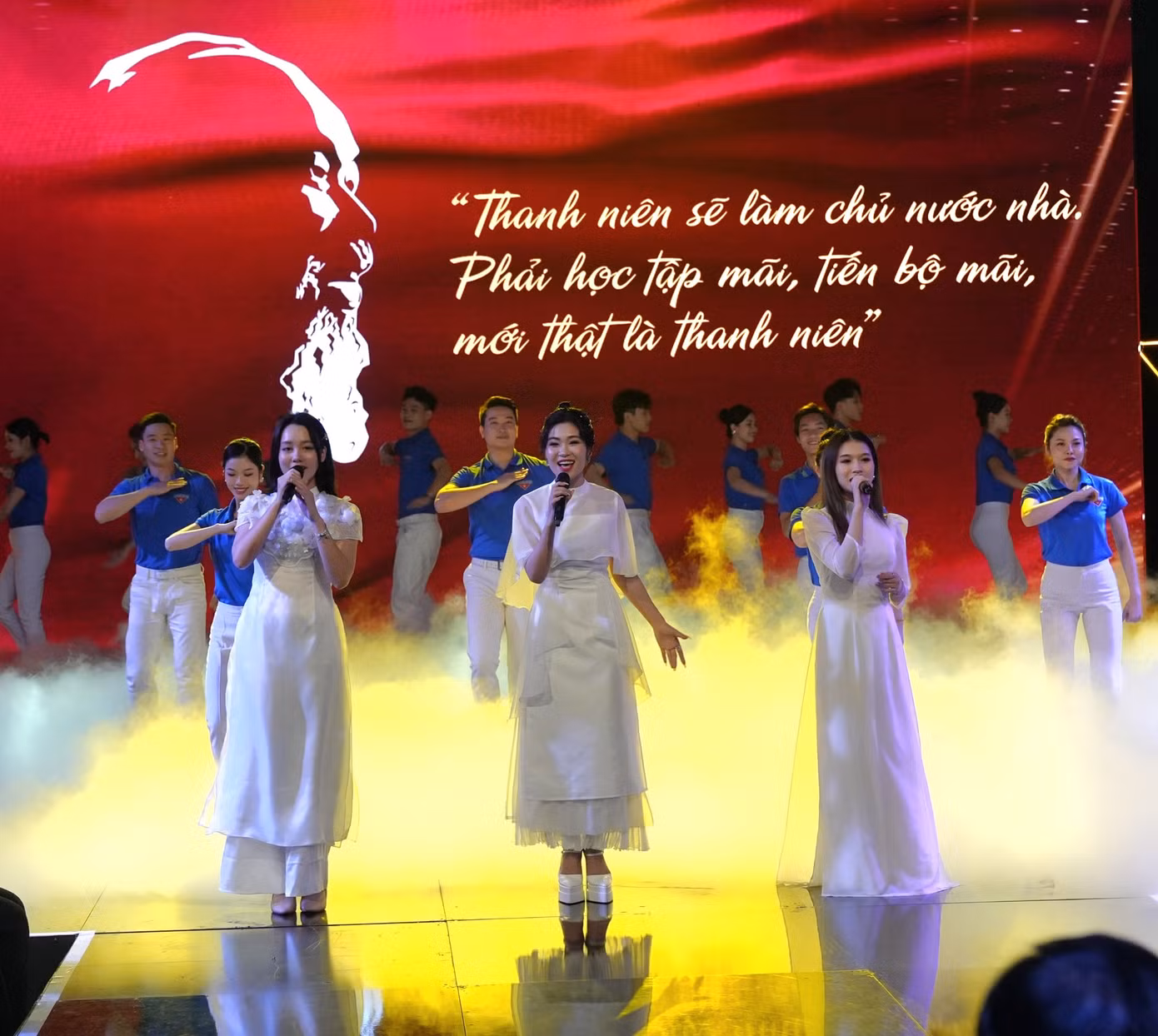 Các ca sĩ Hà Myo, Bùi Hà My, Hà Trang trình bày tiết mục "Tuổi trẻ thế hệ Bác Hồ". Các ca sĩ Hà Myo, Bùi Hà My, Hà Trang trình bày tiết mục "Tuổi trẻ thế hệ Bác Hồ".