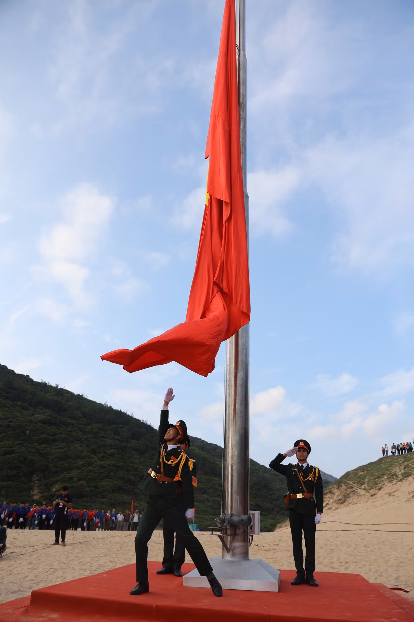 Thiêng liêng Lễ Thượng cờ 'Tổ quốc trong lòng Tổ quốc' ảnh 17 Thiêng liêng Lễ Thượng cờ 'Tổ quốc trong lòng Tổ quốc' ảnh 17