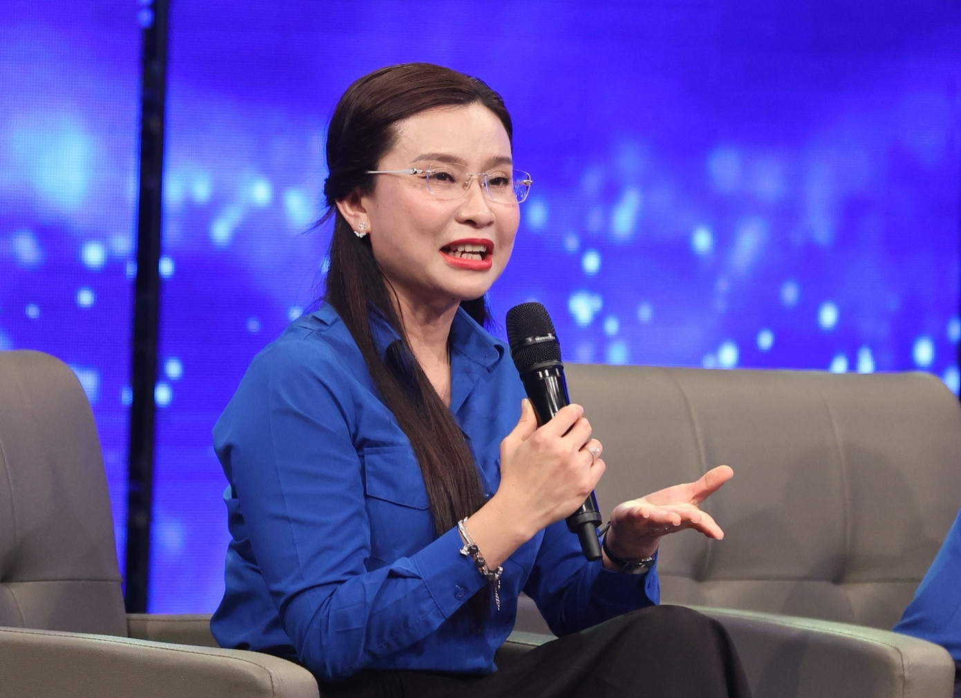 Chị Nguyễn Phạm Duy Trang, Bí thư T.Ư Đoàn, Chủ tịch Hội đồng Đội T.Ư, trao đổi tại diễn đàn.