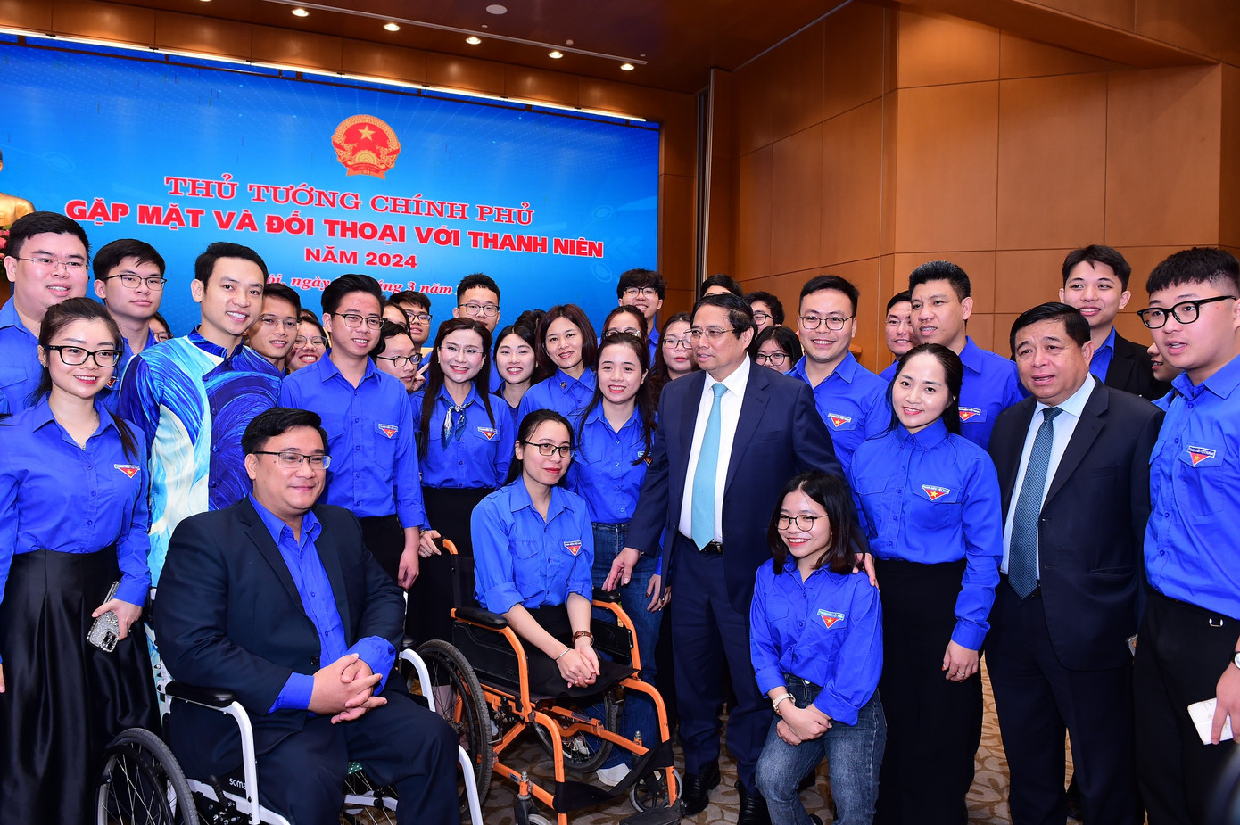 Thủ tướng Chính phủ Phạm Minh Chính trò chuyện với các đoàn viên, thanh niên bên lề buổi đối thoại. Thủ tướng Chính phủ Phạm Minh Chính trò chuyện với các đoàn viên, thanh niên bên lề buổi đối thoại.