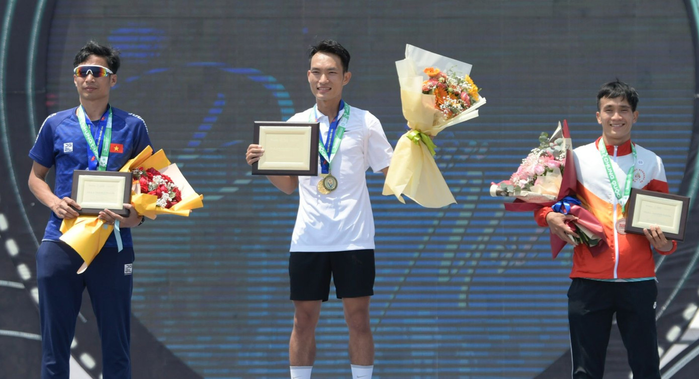 Trao thưởng vận động viên nam giành huy chương cự ly 42km.