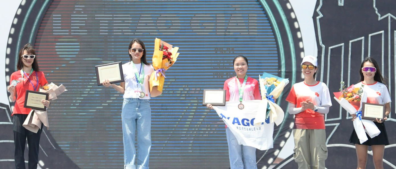 Trao thưởng vận động viên nữ giành huy chương cự ly 21km.