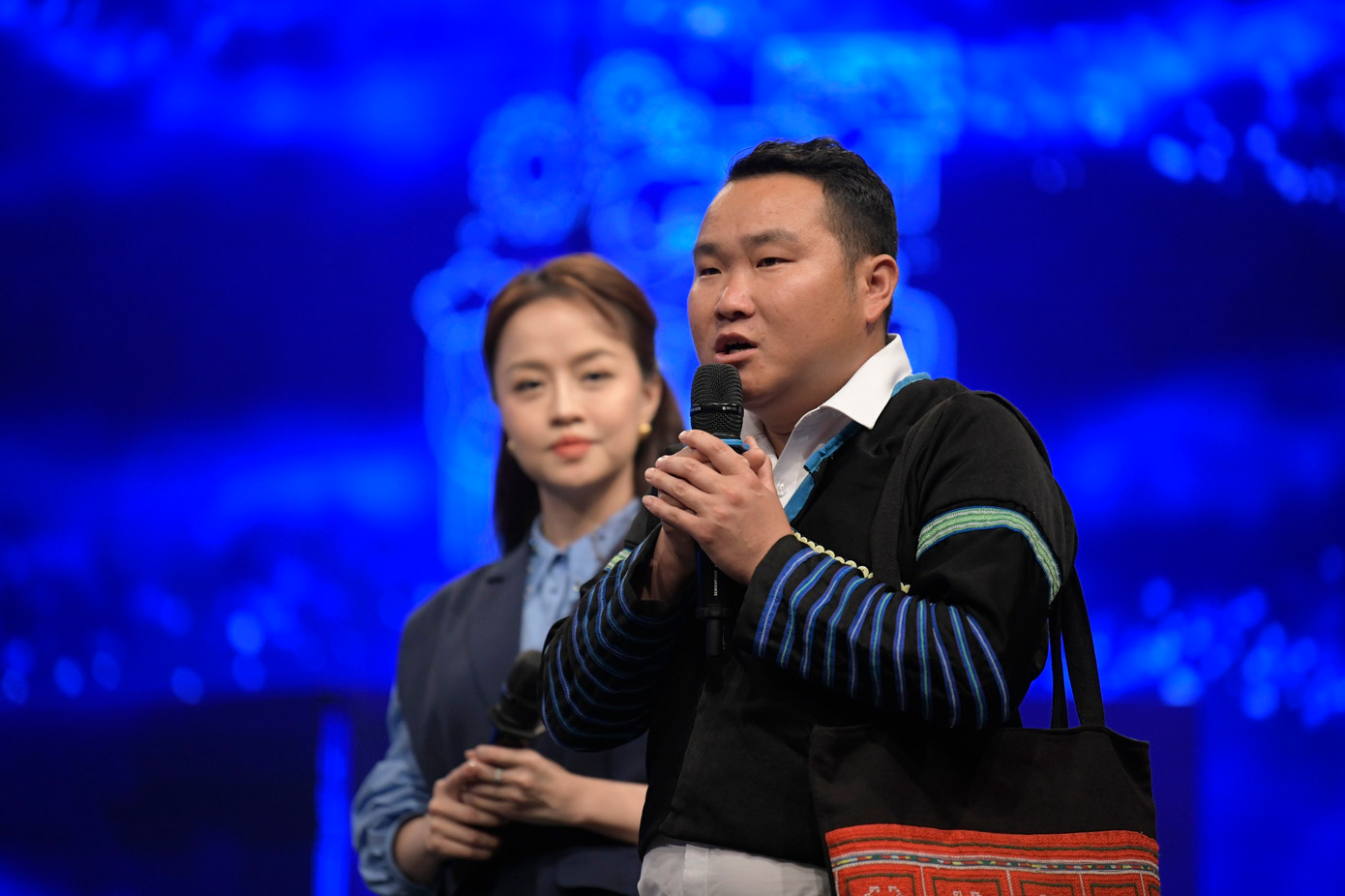 Anh Sùng A Tủa - Phó Chủ tịch Ủy ban MTTQ Việt Nam xã Phình Hồ, huyện Trạm Tấu, tỉnh Yên Bái, giao lưu tại chương trình.