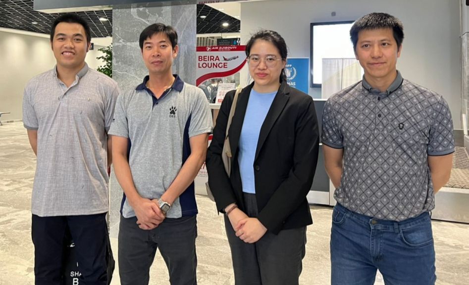 Cán bộ lãnh sự Đại sứ quán Việt Nam tại Ai Cập và các thuyền viên tại sân bay Djibouti. Cán bộ lãnh sự Đại sứ quán Việt Nam tại Ai Cập và các thuyền viên tại sân bay Djibouti.