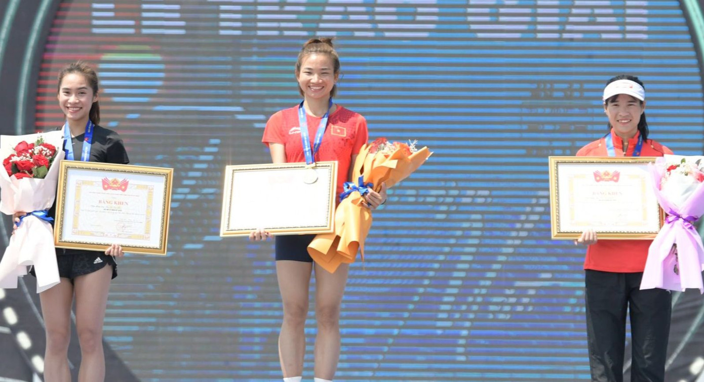Trao thưởng vận động viên giành huy chương cự ly 5km hệ nữ tuyển.
