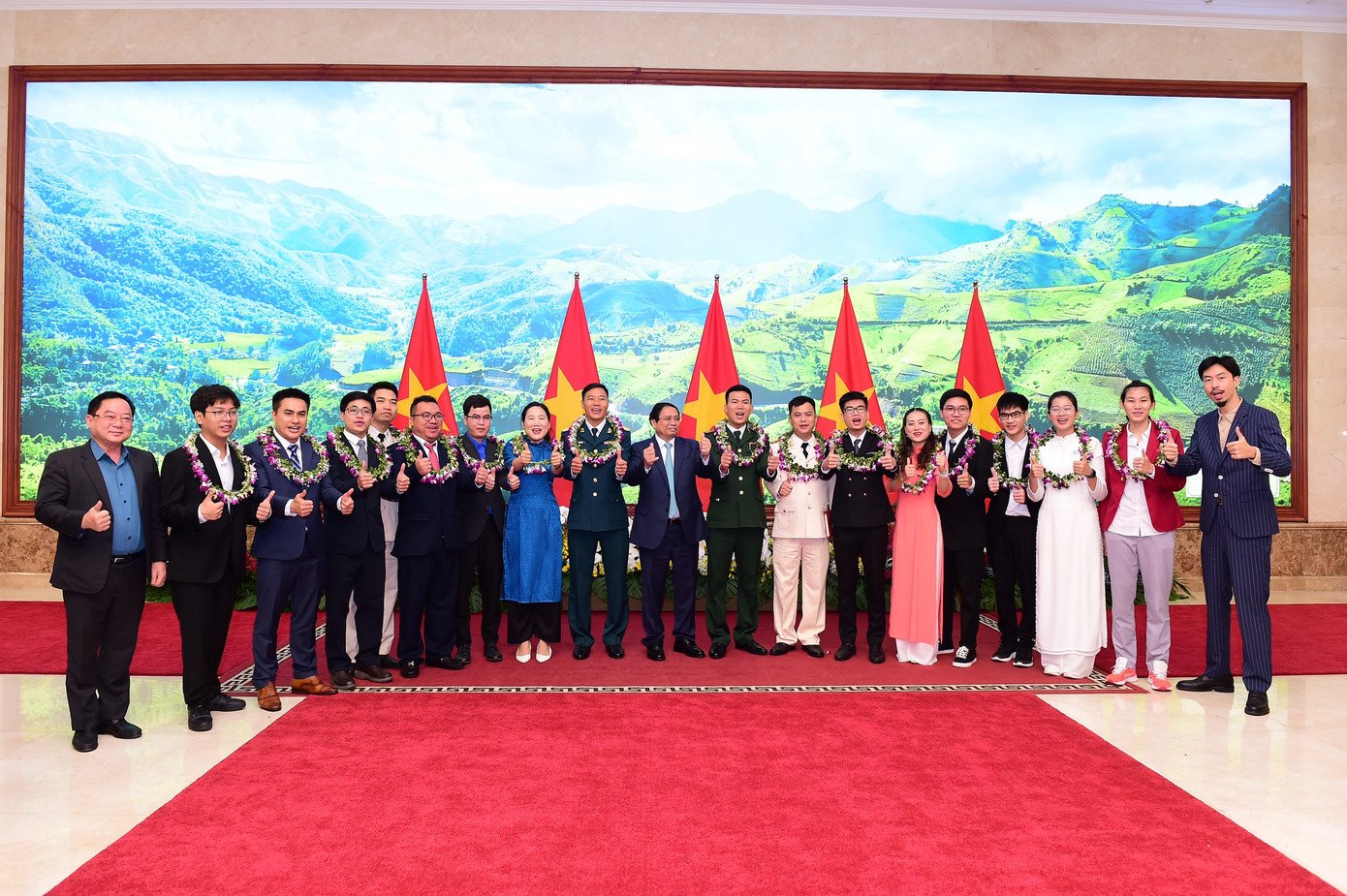 Thủ tướng Chính phủ Phạm Minh Chính với các Gương mặt trẻ Việt Nam tiêu biểu và triển vọng năm 2023. Thủ tướng Chính phủ Phạm Minh Chính với các Gương mặt trẻ Việt Nam tiêu biểu và triển vọng năm 2023.