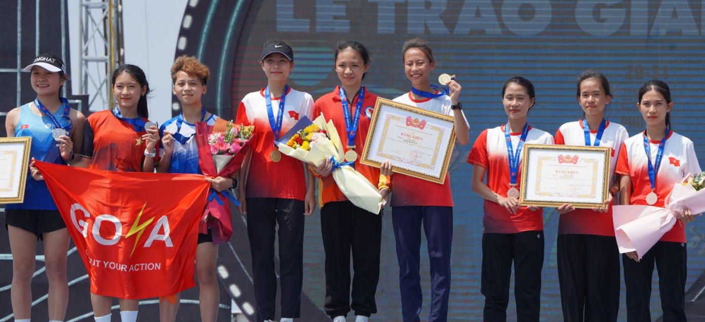 Trao thưởng đoàn vận động viên giành huy chương đồng đội nữ trẻ.