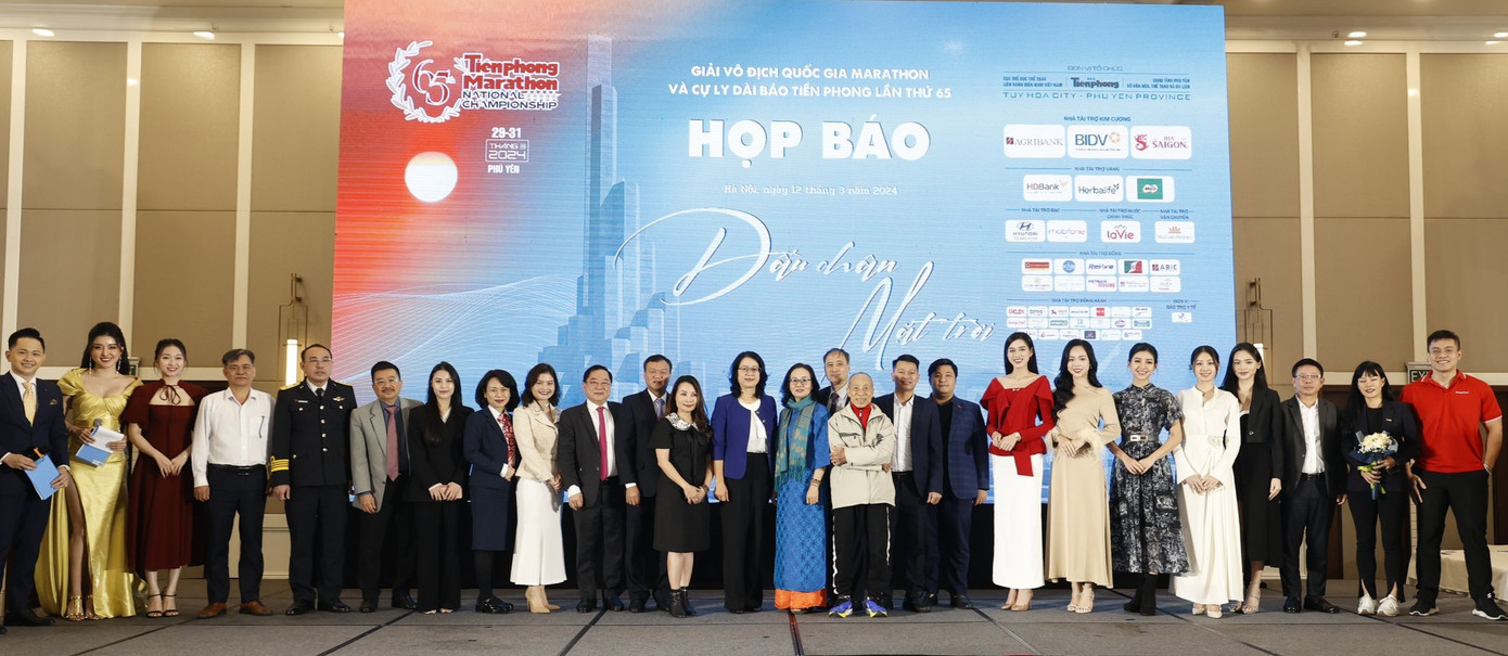 Ban tổ chức Giải Vô địch Quốc gia Marathon và cự ly dài báo Tiền Phong lần thứ 65 - năm 2024 chụp ảnh lưu niệm cùng các vận động viên, hoa hậu, người đẹp đồng hành cùng giải đấu.