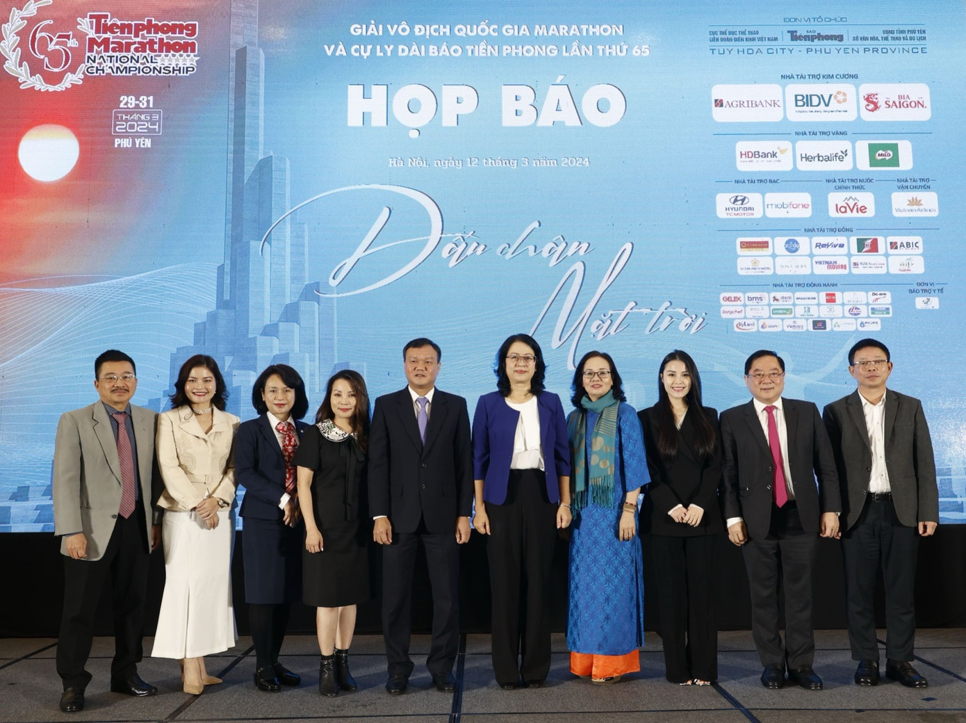 Ban tổ chức Giải Vô địch Quốc gia Marathon và cự ly dài báo Tiền Phong lần thứ 65 - năm 2024 chụp ành lưu niệm cùng các đơn vị đồng hành.