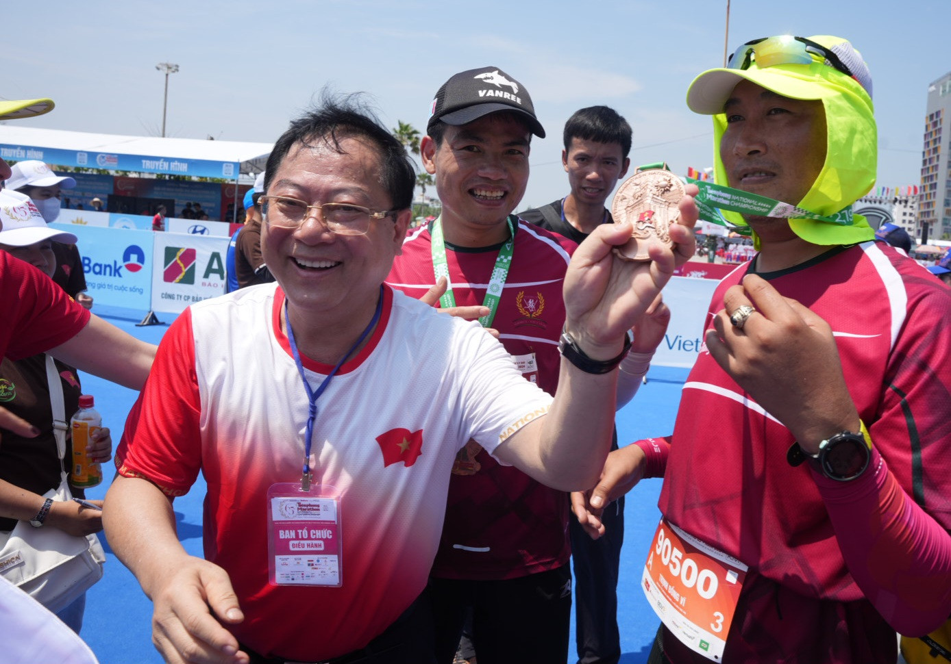 Nhà báo Lê Xuân Sơn - Tổng Biên tập báo Tiền Phong, đồng Trưởng Ban tổ chức Tiền Phong Marathon 2024, trao huy chương tặng vận động viên ở vạch đích.