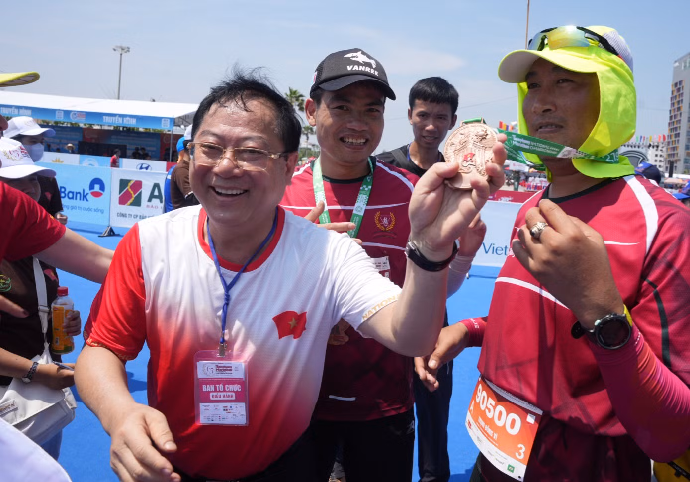 Nhà báo Lê Xuân Sơn - Tổng Biên tập báo Tiền Phong, đồng Trưởng Ban tổ chức Tiền Phong Marathon 2024, trao huy chương tặng vận động viên ở vạch đích.