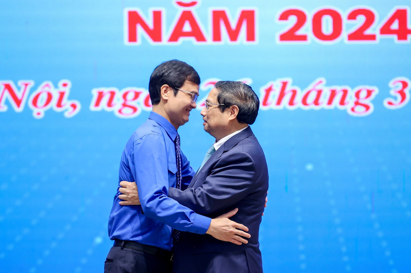 Thủ tướng Phạm Minh Chính chúc mừng Bí thư thứ nhất Trung ương Đoàn Bùi Quang Huy nhân dịp kỷ niệm 93 năm Ngày thành lập Đoàn Thanh niên Cộng sản Hồ Chí Minh. Thủ tướng Phạm Minh Chính chúc mừng Bí thư thứ nhất Trung ương Đoàn Bùi Quang Huy nhân dịp kỷ niệm 93 năm Ngày thành lập Đoàn Thanh niên Cộng sản Hồ Chí Minh.