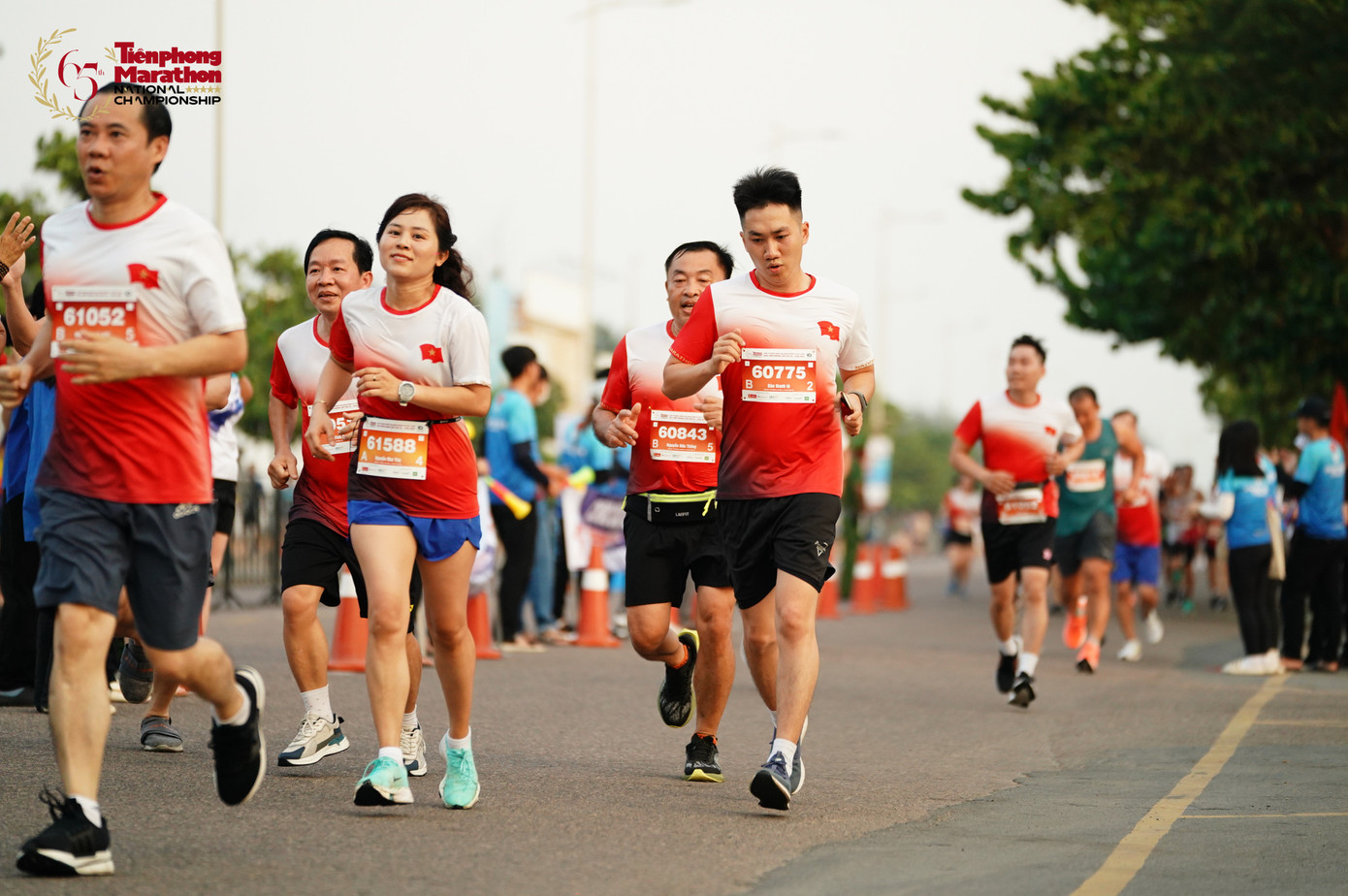 Ông Nguyễn Thái Học - Quyền Bí thư Tỉnh ủy Lâm Đồng (đeo số BIB 61052) tham gia cự ly chạy 10km tại Tiền Phong Marathon 2024.